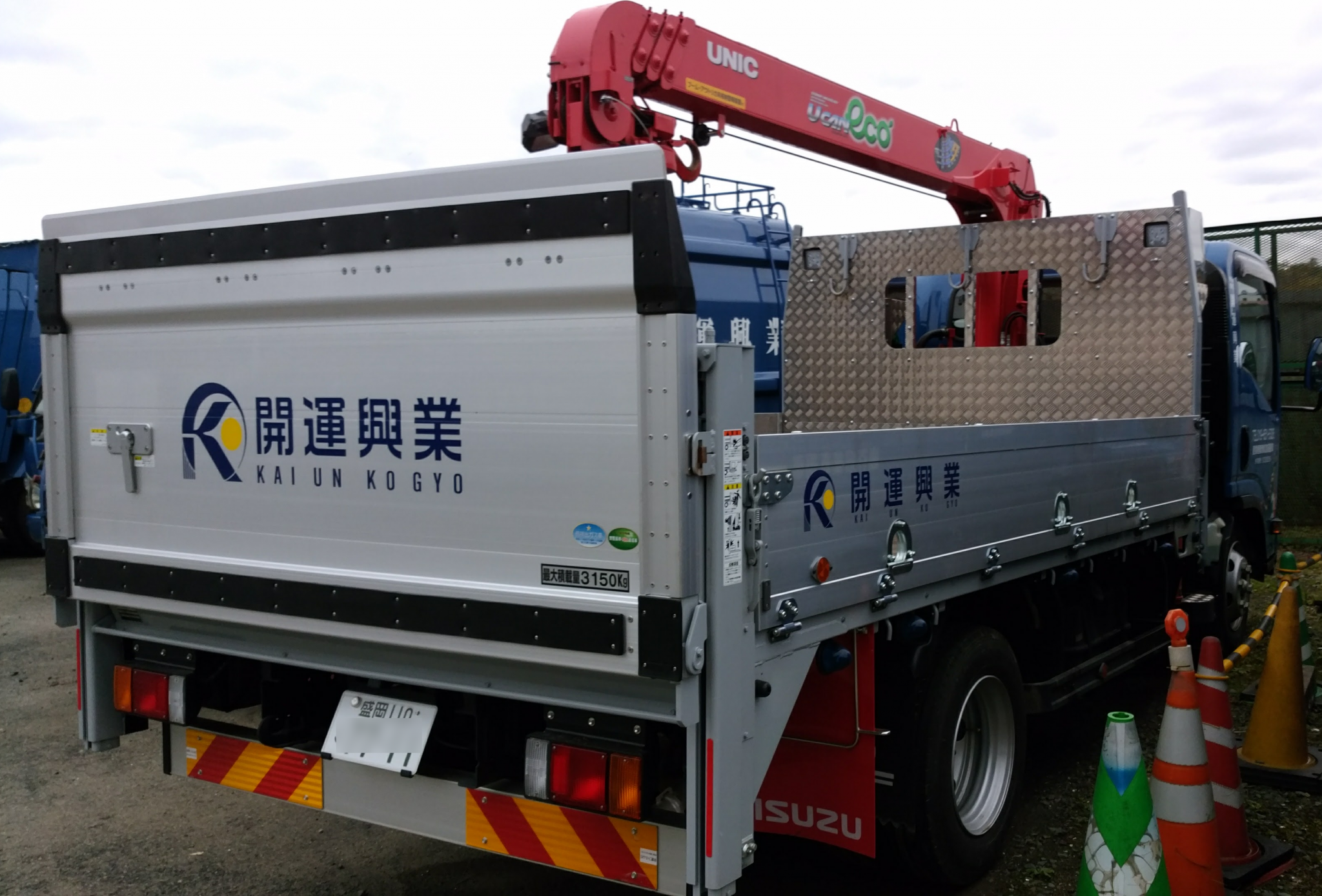 小型移動式クレーンユニック車