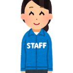 笑顔で対応する女性