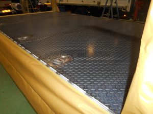 クレーン車荷台右前方施工後