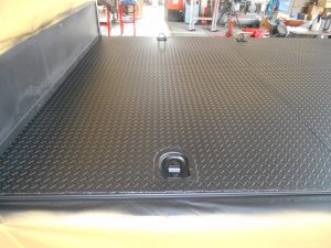 クレーン車荷台右後方施工後