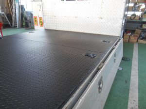 クレーン車荷台右後方施工後