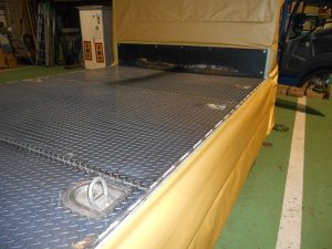 クレーン車荷台右後方施工後