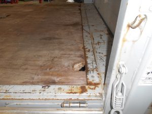 クレーン車荷台左後方損傷箇所施工前