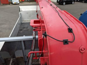 クレーン車作業灯配線部分施行後