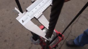 ノギスでワイヤー直径8mm測定